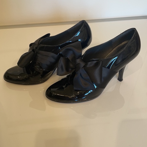 Stuart Weizmann Patent and Silk Bow Booties 7.5 - Picture 2 of 6